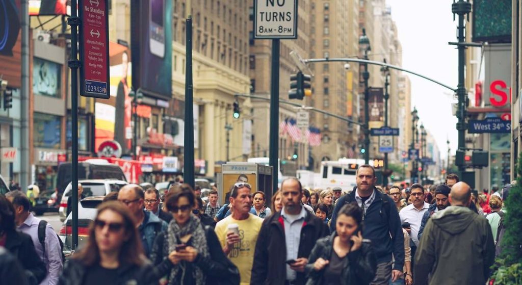 La ofensiva migratoria de Trump amenaza con adelantar décadas la primera caída de población de EEUU: podría ocurrir este mismo año