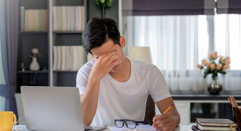 Las empresas pueden despedir a los trabajadores que no avisen de su baja médica, pero debe estar recogido en el convenio colectivo