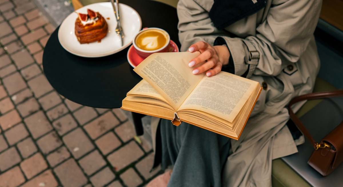 Read more about the article La generación Z rompe el tópico: los jóvenes de 14 a 24 años lideran el hábito de lectura en España e impulsan el sector