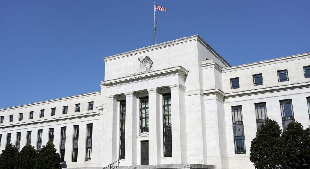 La Fed afirma que la reducción de tipos está justificada para este año si el conflicto en Oriente Medio se resuelve pronto