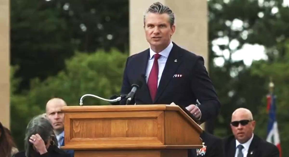 Read more about the article Hegseth compara el desembarco de Normandía con la “invasión” de inmigrantes en las costas de España y otros países
