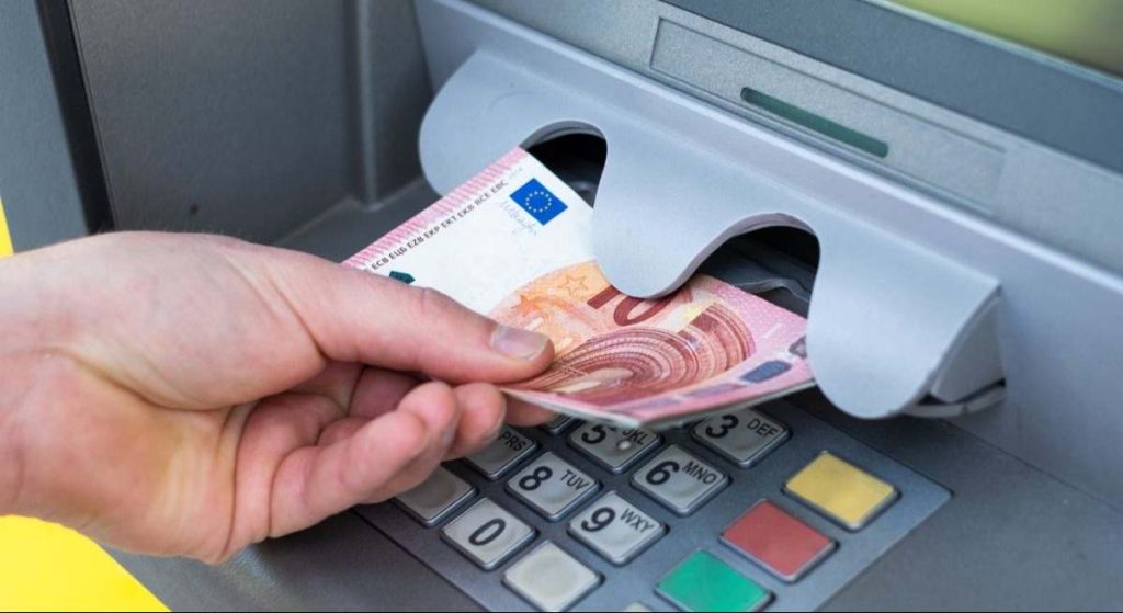 Confirmado y oficial por el BOE | Así controla Hacienda los ingresos, retiradas y pagos de dinero en efectivo en cajeros y comercios