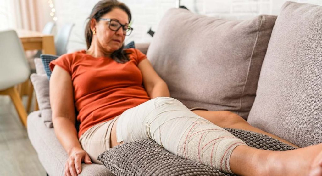 En España los trabajadores pueden irse de vacaciones mientras están de baja, pero no deben realizar actividades incompatibles con su lesión porque les puede costar el subsidio