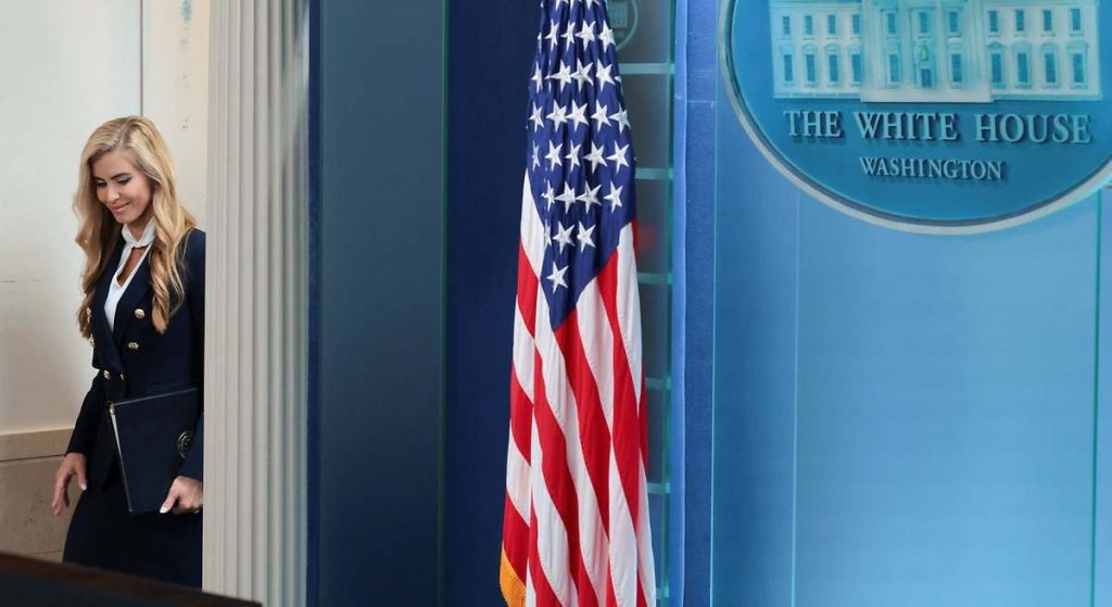 Trump echa a la portavoz de la Casa Blanca en apenas cinco días tras dar una sola rueda de prensa